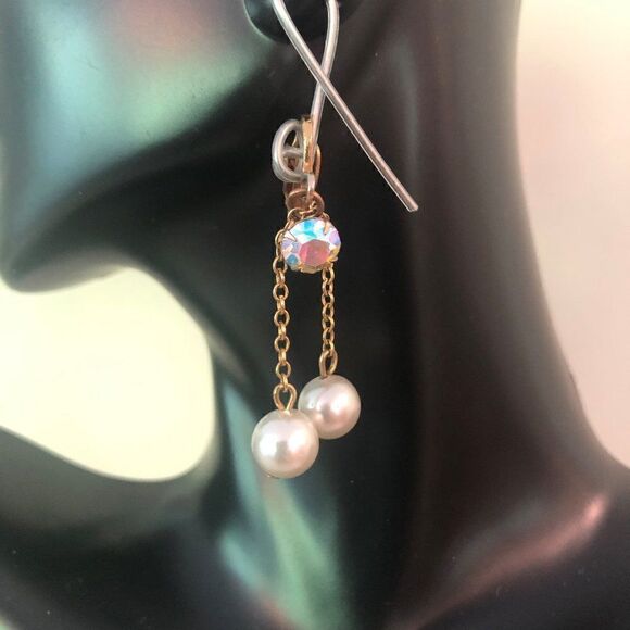 Vintage faux pear drop earrings with aurora borealis crystal at top - Picture 1 of 3